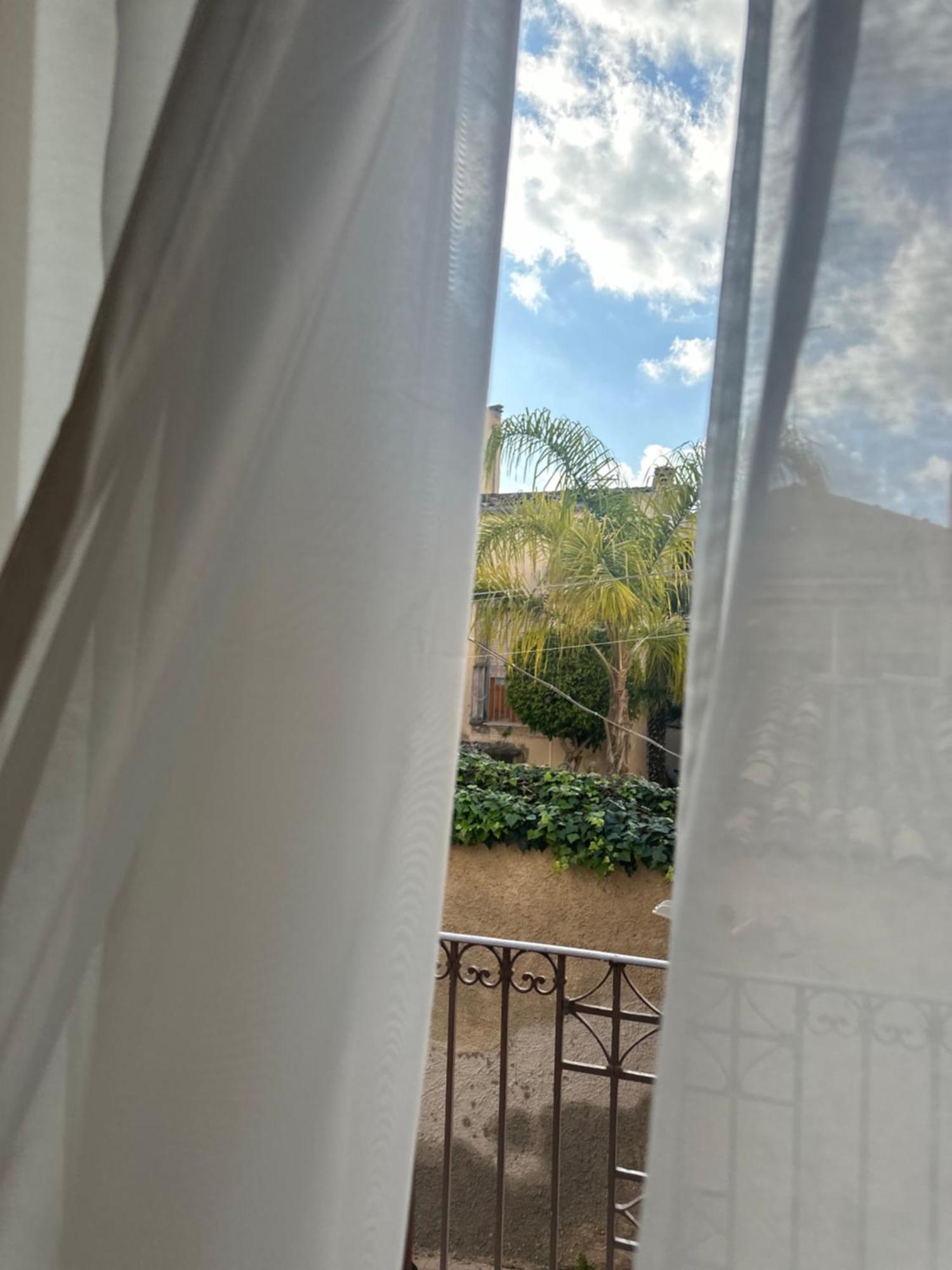 F Home Noto Esterno foto
